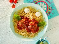 Спагети с доматен сос, кюфтенца и моцарела за деца